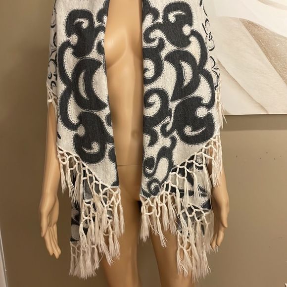 Coco + Carmen Sweaters - COCO + CARMEN open cardigan w/fringe detail.  Like new black n white OS